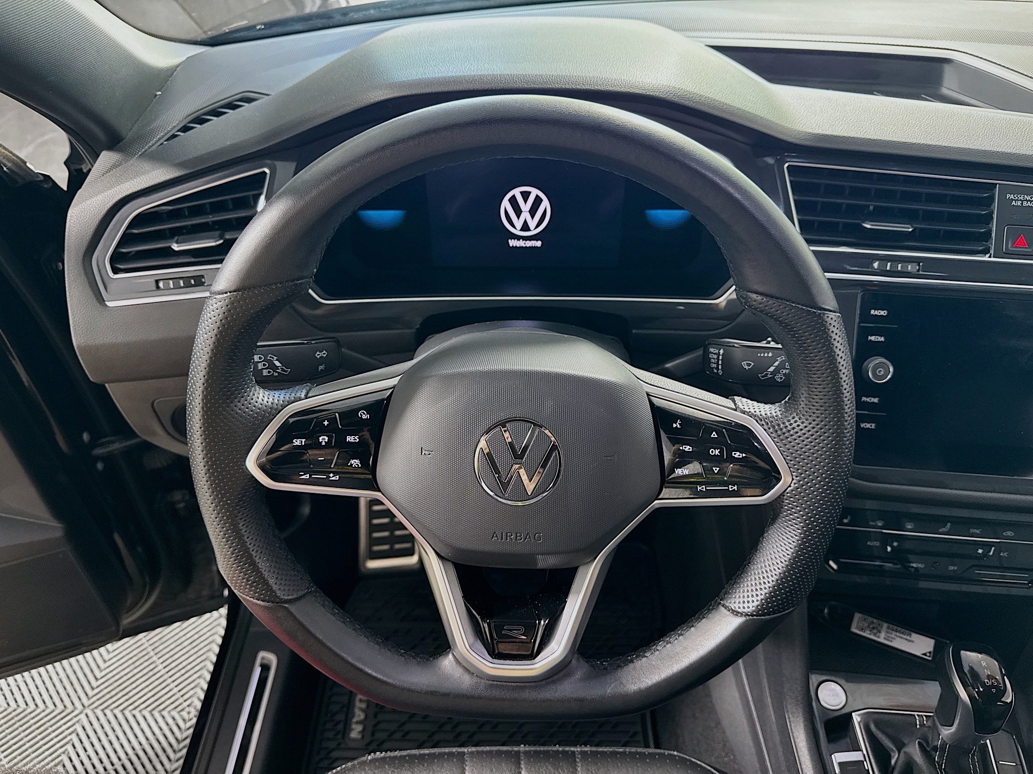 Used 2022 Volkswagen Tiguan SE R-Line AWD/4WD image 15