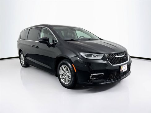 Used 2024 Chrysler Pacifica Touring-L FWD image 9