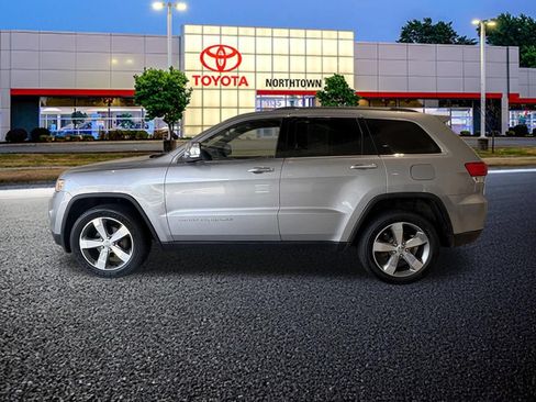 Used 2018 Jeep Grand Cherokee Laredo AWD/4WD image 2