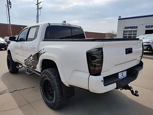 Used 2021 Toyota Tacoma TRD Sport w/ Technology Package image 9