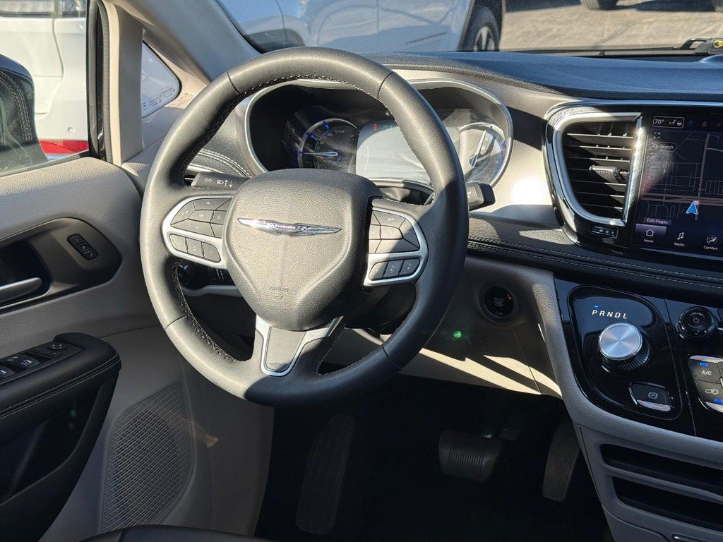 Certified 2024 Chrysler Pacifica Limited FWD image 12