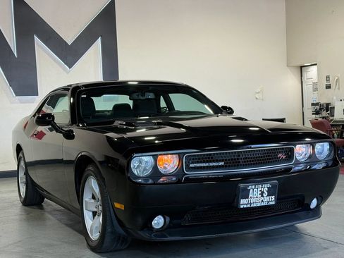 Used 2014 Dodge Challenger R/T RWD image 3