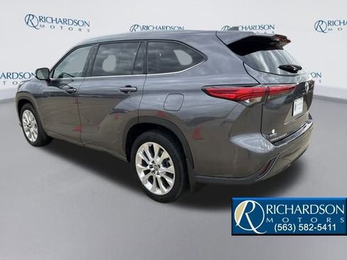 Used 2023 Toyota Highlander L image 3