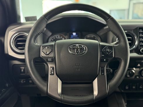 Used 2022 Toyota Tacoma TRD Sport w/ Technology Package image 18