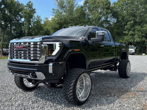 Used 2025 GMC Sierra 2500 Denali w/ Technology Package AWD/4WD image 3