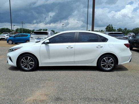 Used 2023 Kia Forte LXS w/ LXS Technology Package FWD image 2
