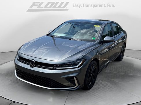 New 2025 Volkswagen Jetta SE image 3