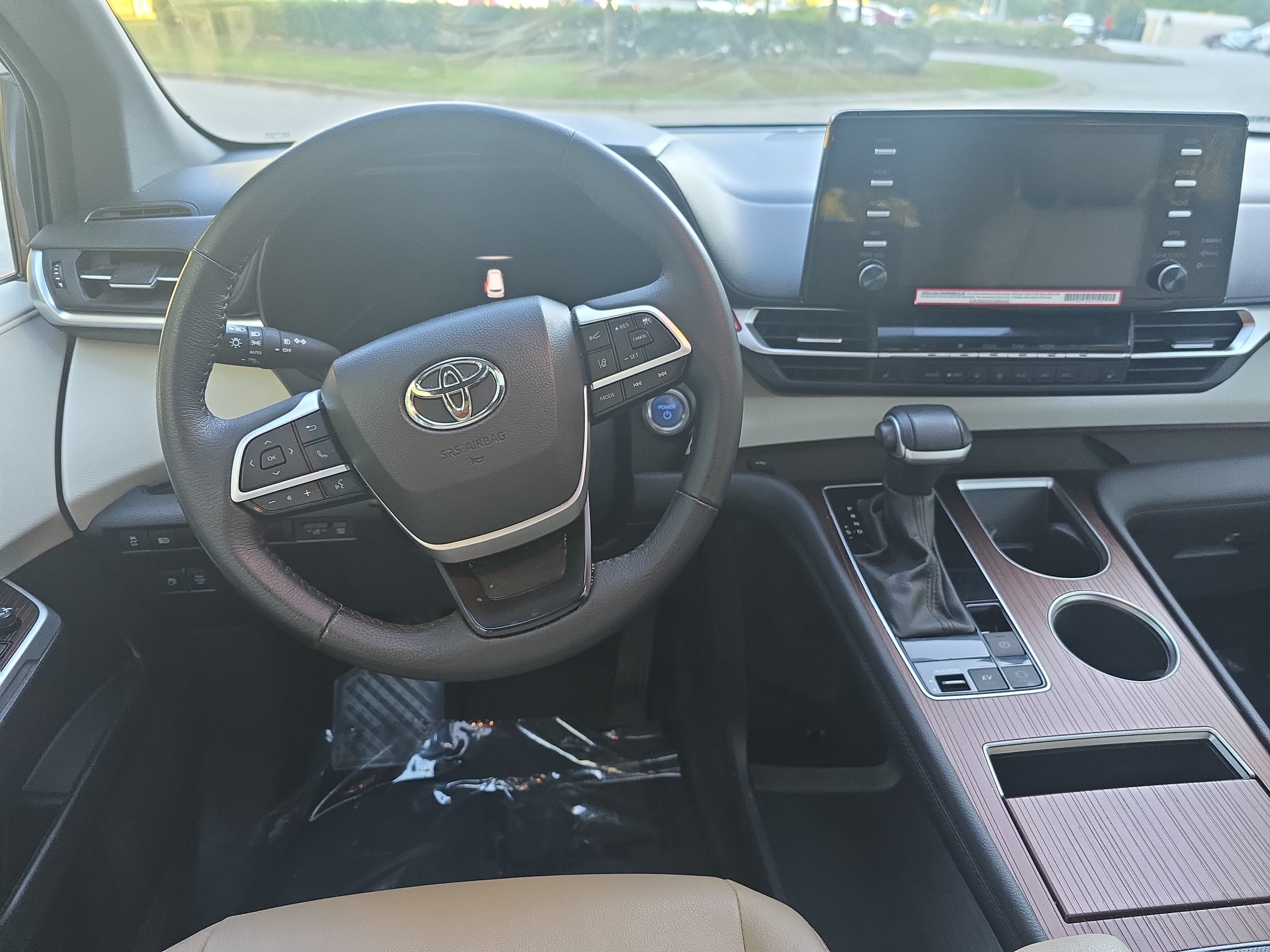 Used 2024 Toyota Sienna XLE FWD image 14