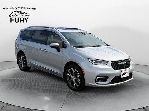 Used 2026 Chrysler Pacifica Pinnacle AWD/4WD image 1