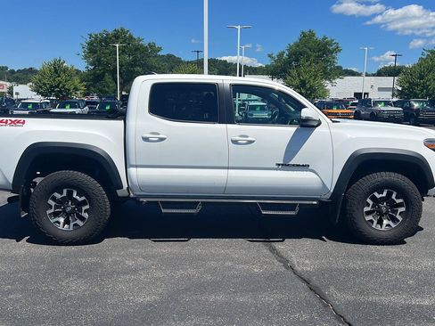 Used 2017 Toyota Tacoma TRD Off-Road AWD/4WD image 4