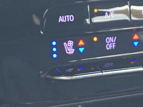 Used 2022 Chevrolet Bolt EUV Premier w/ Sun & Sound Package image 22