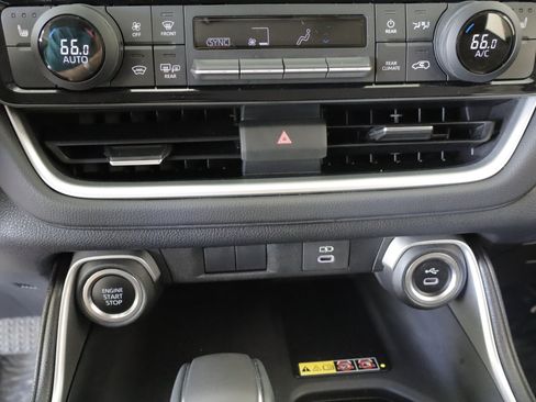 Used 2024 Toyota Grand Highlander AWD image 17
