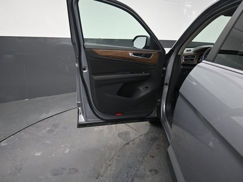 Used 2025 Volkswagen Atlas SE image 26