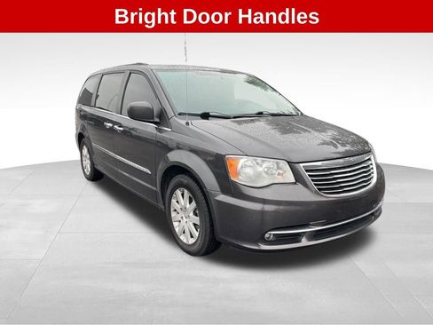 Used 2016 Chrysler Town & Country Touring w/ Driver Convenience Group image 8