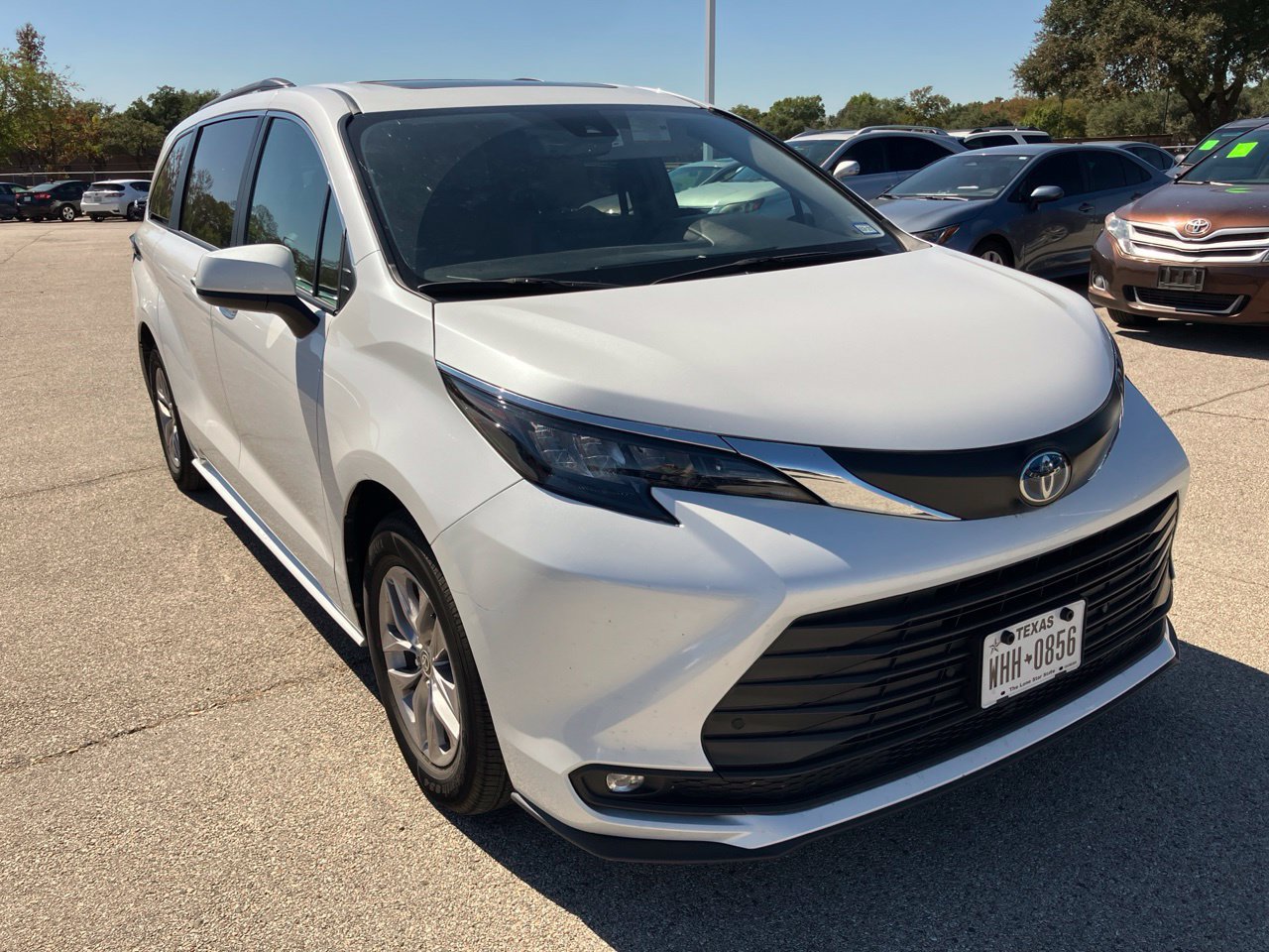 Used 2025 Toyota Sienna XLE FWD image 1