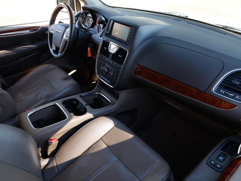 Used 2012 Chrysler Town & Country Limited image 16