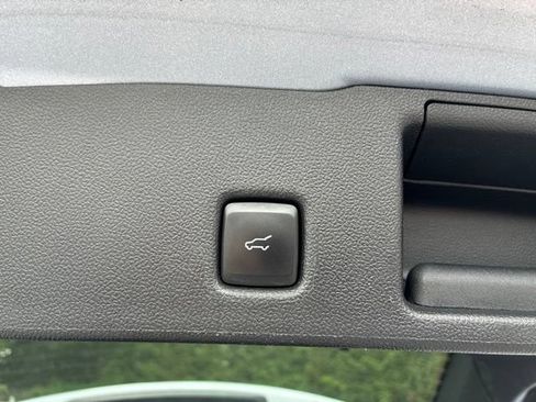 Used 2022 Ford Escape SE w/ SE Sport Appearance Package FWD image 28
