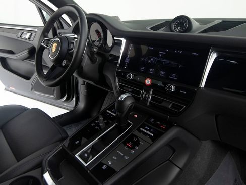 Certified 2026 Porsche Macan AWD/4WD image 32