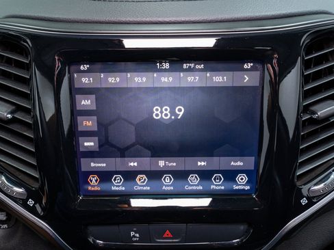 Used 2019 Jeep Cherokee Limited FWD image 17