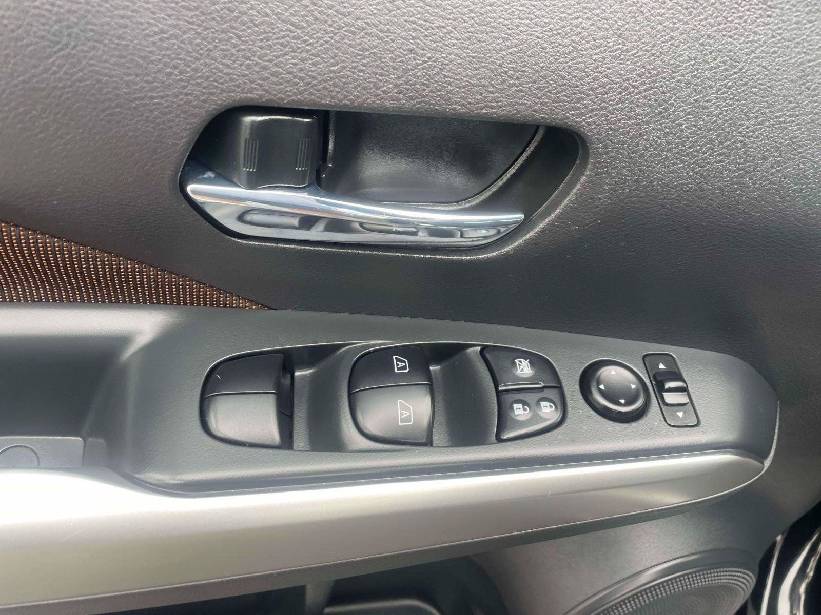 Used 2020 Nissan Kicks SR w/ Exterior Package FWD image 12