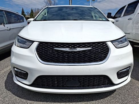 Used 2023 Chrysler Pacifica Touring-L image 2