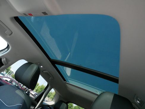Certified 2023 Volkswagen Taos SE w/ Panoramic Sunroof Package AWD/4WD image 33