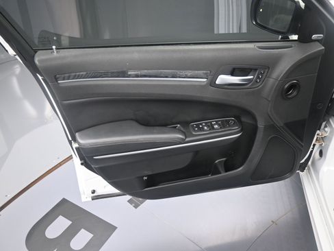 Used 2023 Chrysler 300 Touring L w/ Comfort Group image 13