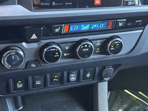 Used 2016 Toyota Tacoma TRD Sport AWD/4WD image 18
