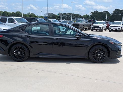 Used 2025 Toyota Camry SE FWD image 6