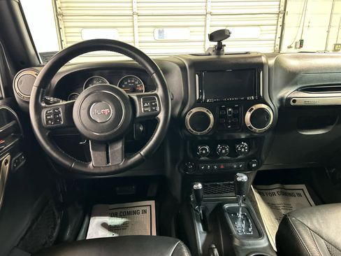 Used 2017 Jeep Wrangler Unlimited Sahara AWD/4WD image 4