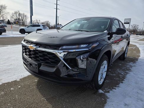 New 2026 Chevrolet Trax LS w/ LS Convenience Package FWD image 3