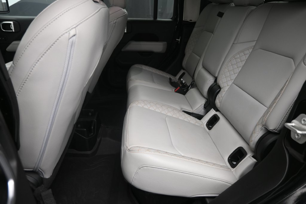 Used 2023 Jeep Gladiator Overland AWD/4WD image 17