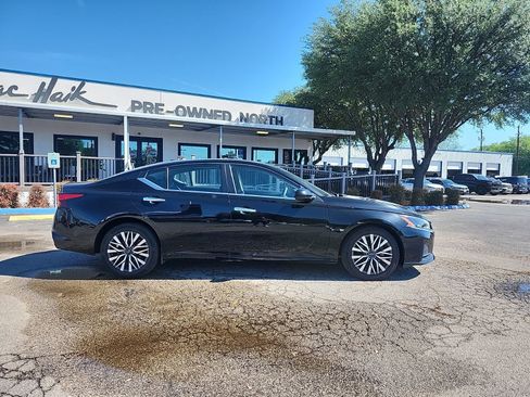 Used 2023 Nissan Altima 2.5 SV image 2