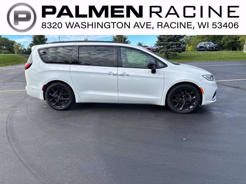 Used 2025 Chrysler Pacifica Limited w/ Uconnect Theater Family Group FWD image 2