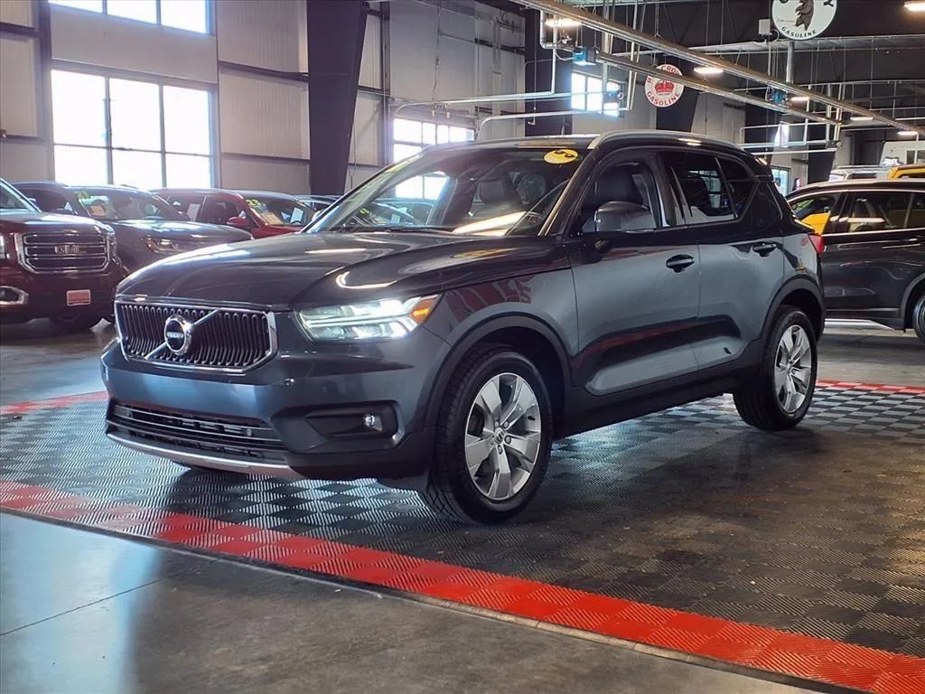 Used 2021 Volvo XC40 T4 Momentum FWD image 3