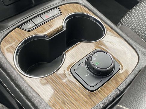 Used 2023 GMC Acadia SLE image 29