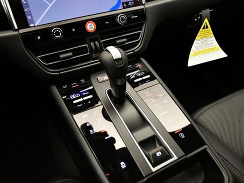 Certified 2026 Porsche Macan AWD/4WD image 33