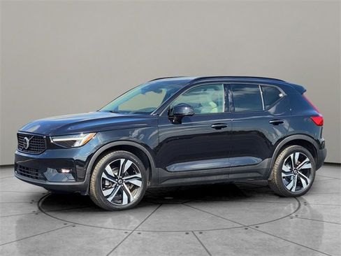 Used 2023 Volvo XC40 B5 Ultimate w/ Protection Package Premier image 3