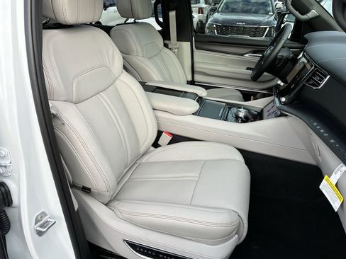 New 2026 Jeep Grand Wagoneer Summit AWD/4WD image 39