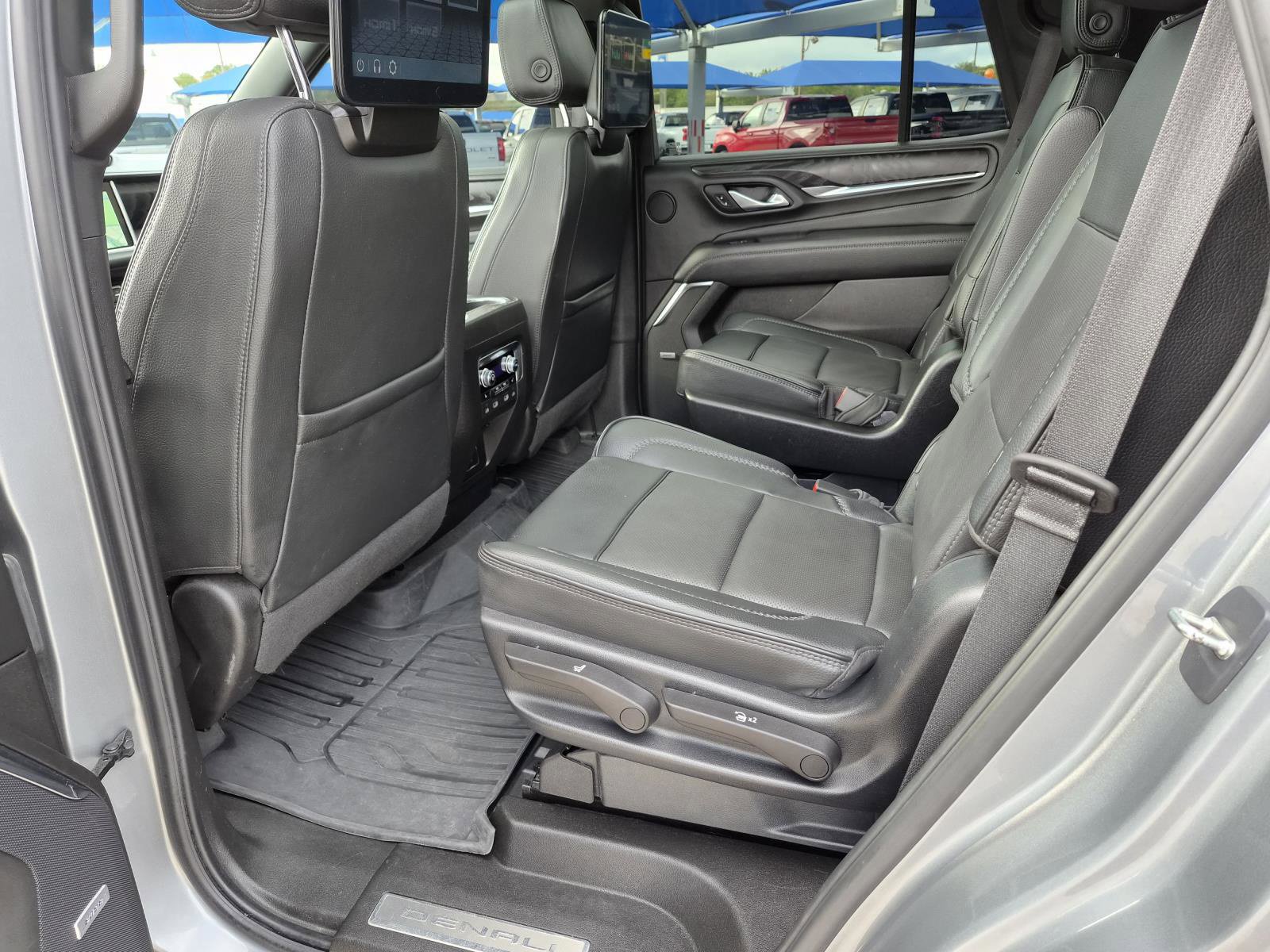 Used 2023 GMC Yukon Denali w/ Advanced Technology Package AWD/4WD image 3