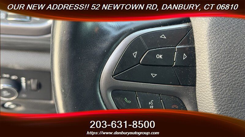 Used 2019 Jeep Grand Cherokee Laredo AWD/4WD image 16