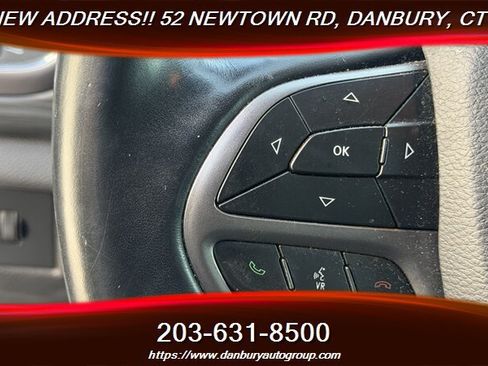 Used 2019 Jeep Grand Cherokee Laredo AWD/4WD image 16
