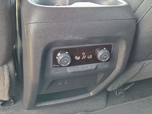 Used 2025 Chevrolet Traverse LT FWD image 17