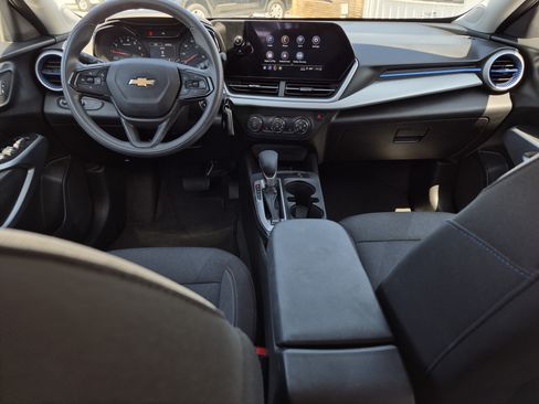 Used 2025 Chevrolet Trax LS w/ LS Convenience Package FWD image 14