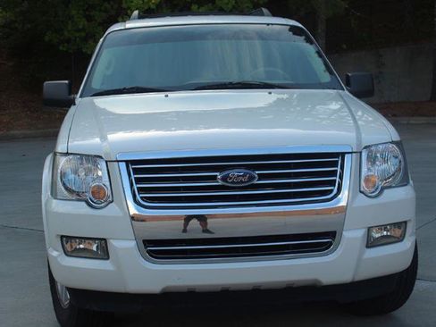 Used 2010 Ford Explorer XLT image 3