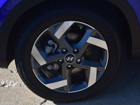 Used 2024 Hyundai Venue Limited image 9