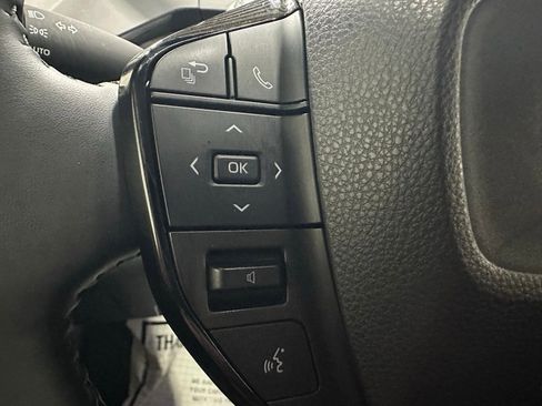 Used 2025 Toyota Prius XLE image 19