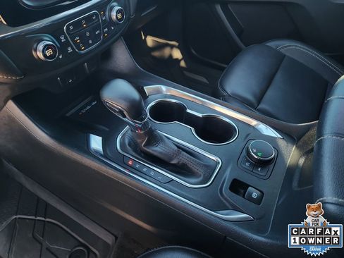 Used 2023 Chevrolet Traverse LT w/ Rear Camera Mirror Package image 24