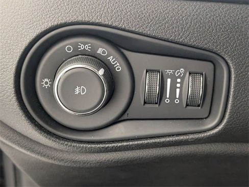 Used 2018 Jeep Renegade Latitude w/ UConnect 8.4 Nav Group image 13