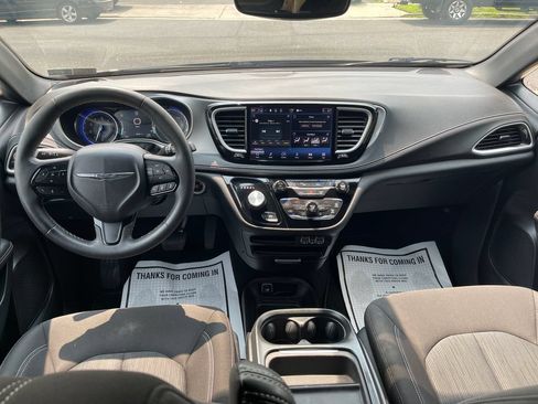Used 2024 Chrysler Pacifica Touring FWD image 25